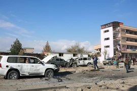 Nhân viên an ninh Afghanistan điều tra tại hiện trường một vụ đánh bom do phiến quân Taliban tiến hành ở Kabul ngày 13/11/2019. (Ảnh: THX/TTXVN)