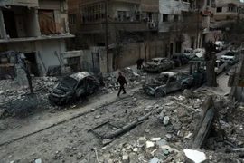 Cảnh đổ nát sau một cuộc không kích tại khu vực Arbin, Đông Ghouta, Syria ngày 25/2. (Nguồn: AFP/TTXVN)