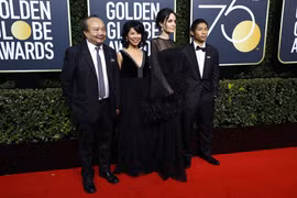 Angelina Jolie và cậu con trai Pax Thien Jolie-Pitt. (Nguồn: The New York Times)