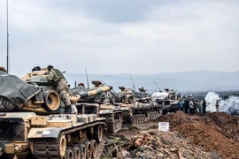 Xe quân sự Thổ Nhĩ Kỳ được triển khai tại Hassa, tỉnh Hatay, chuẩn bị tiến vào Syria ngày 21/1. (Nguồn: AFP/TTXVN