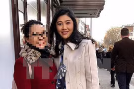 Cựu Thủ tướng Thái Lan Yingluck Shinawatra (phải) được cho là xuất hiện tại London, Anh ngày 5/1. (Nguồn: @zenjournalist Twitter/TTXVN)