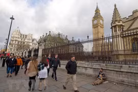 Người dân Anh tại khu vực tòa nhà Quốc hội Anh ở London. (Nguồn: AFP/TTXVN)