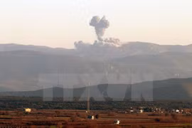 Khói bốc lên từ khu vực Afrin nhìn từ tỉnh biên giới Hatay giữa Thổ Nhĩ Kỳ-Syria ngày 20/1. (Nguồn: THX/TTXVN)