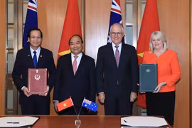 Thủ tướng Australia Malcolm Turnbull và Thủ tướng Nguyễn Xuân Phúc chứng kiến lễ ký các thỏa thuận hợp tác giữa các bộ, ngành hai nước. (Ảnh: Thống Nhất/TTXVN)