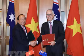 Thủ tướng Nguyễn Xuân Phúc và Thủ tướng Australia Malcolm Turnbull ký tuyên bố chung về thiết lập quan hệ Đối tác chiến lược Việt Nam-Australia. (Ảnh: Thống Nhất/TTXVN)