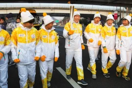 Huyền thoại bóng đá Hàn Quốc Cha Bum-kun rước ngọn đuốc Olympic mùa Đông Pyeogchang 2018. (Nguồn: AFP) 