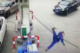Nữ tài xế thản nhiên rồ ga, suýt gây ra thảm họa ở cây xăng