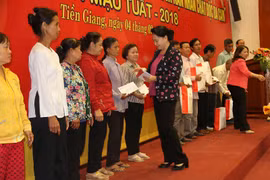 Chủ tịch Quốc hội Nguyễn Thị Kim Ngân tặng 100 phần quà cho hộ chính sách, hộ nghèo và nạn nhân chất độc da cam. (Ảnh: Minh Trí/TTXVN)