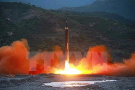 Một vụ phóng tên lửa đạn đạo tầm Hwasong-12 của Triều Tiên. (Nguồn: Yonhap/TTXVN)