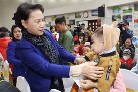 Chủ tịch Quốc hội Nguyễn Thị Kim Ngân tặng quà cho các trẻ em bị ung thư máu đang điều trị tại Bệnh viện. (Ảnh: Trọng Đức/TTXVN)