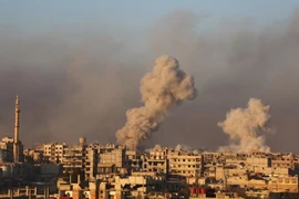 Khói bốc lên từ khu vực Arbin, ngoại ô Damascus, Syria ngày 8/1. (Nguồn: AFP/TTXVN)