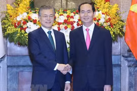 Chủ tịch nước Trần Đại Quang đón Tổng thống Hàn Quốc Moon Jae-in. (Ảnh: Nhan Sáng/TTXVN)