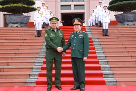 Đại tướng Ngô Xuân Lịch, Bộ trưởng Bộ Quốc phòng Việt Nam và Đại tướng Sergey Shoygu Kuzhugetovich, Bộ trưởng Quốc phòng Liên bang Nga chụp ảnh chung. (Ảnh: An Đăng/TTXVN)