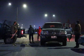 Lực lượng an ninh phong tỏa khu vực xung quanh hiện trường vụ tấn công ở Kabul, Afghanistan ngày 20/1. (Nguồn: THX/TTXVN)