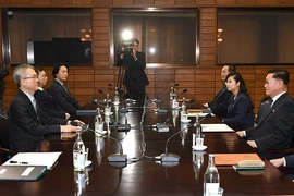 Phái đoàn Hàn Quốc (trái) và phái đoàn Triều Tiên (phải) tại buổi đàm phán cấp chuyên viên về việc Triều Tiên cử đoàn biểu diễn nghệ thuật tham dự Olympic mùa Đông PyeongChang ngày 15/1. (Nguồn: YONHAP/TTXVN)