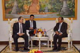 Bí thư Thành ủy Phnom Penh đảng Nhân dân cầm quyền Pa Socheatvong (phải) tiếp Ủy viên Bộ Chính trị, Bí thư Thành ủy thành phố Hồ Chí Minh Nguyễn Thiện Nhân. (Ảnh: Minh Hưng/TTXVN)