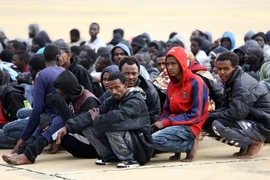 Người di cư sau khi được lực lượng bảo vệ bờ biển Libya cứu tại Garabulli, Libya ngày 16/12/2017. (Nguồn: AFP/TTXVN)