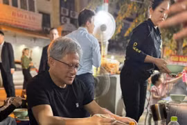 CEO Nvidia Jensen Huang thưởng thức ẩm thực đường phố ở Hà Nội