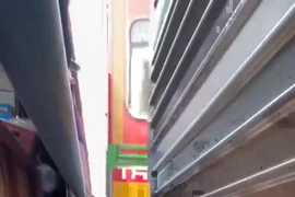 Choáng với cảnh tàu hỏa đi qua khu chợ Maeklong ở Thái Lan