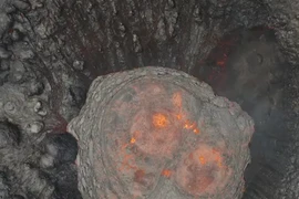 Cảnh nham thạch núi lửa phun trào nhìn từ trên cao trông sẽ như thế nào?