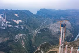 Cây cầu Huajiang Grand Canyon đang được xây dựng. (Ảnh: THX)