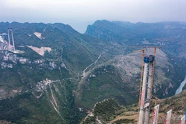 Cây cầu Huajiang Grand Canyon đang được xây dựng. (Ảnh: THX)