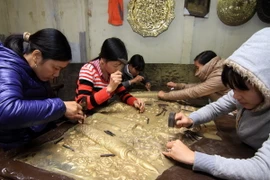[Photo] Vui tai nghe tiếng gõ khi về thăm làng nghề chạm bạc Đồng Xâm