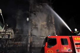 [Photo] Cháy lớn tại TP Hồ Chí Minh thiêu rụi ít nhất sáu căn nhà