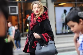 "Gossip girl" Blake Lively lộng lẫy với "thời trang bầu bí"