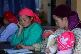 [Photo] "Ấm lòng" lớp học xóa mù chữ trên Cao nguyên đá Đồng Văn