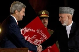 Ngoại trưởng Mỹ John Kerry có cuộc gặp với Tổng thống Afghanistan Hamid Karzai trong chuyến thăm ngày 11/10/2013. (Nguồn: Reuters)