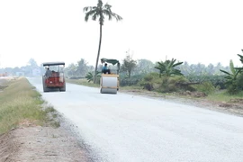 Các đơn vị nhà thầu đang tập trung đẩy nhanh tiến độ thực hiện dự án cuối năm. (Ảnh: Bùi Giang/TTXVN)