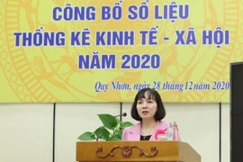 Bà Nguyễn Thị Mỹ, Cục trưởng Cục thống kê tỉnh Bình Định phát biểu tại buổi họp báo công bố số liệu thống kê kinh tế xã hội tỉnh Bình Định năm 2020. (Ảnh: Tường Quân/TTXVN)