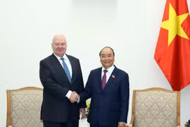 Thủ tướng Nguyễn Xuân Phúc tiếp Đại sứ Liên bang Nga tại Việt Nam Konstantin Vnukov. (Ảnh: Thống Nhất/TTXVN)