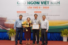 Trao giải Nhất hạng mục gạo thơm cho sản phẩm gạo ST25. (Ảnh: Xuân Anh/TTXVN)