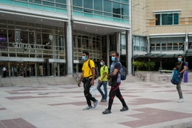 Người dân đeo khẩu trang phòng lây nhiễm COVID-19 tại Kuala Lumpur, Malaysia. (Ảnh: THX/TTXVN)