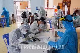 Các công dân làm thủ tục khai báo y tế. (Nguồn: baosoctrang)