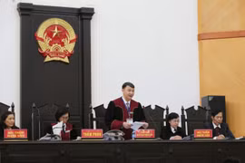 Hội đồng xét xử khai mạc phiên tòa. (Ảnh: Doãn Tấn/TTXVN)