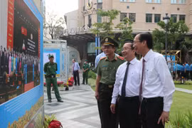 Các đại biểu tham quan triển lãm. (Ảnh: Thu Hương/TTXVN)