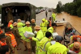 Công an tỉnh Quảng Bình trao 200 suất quà cho đồng bào vùng lũ huyện Quảng Ninh. (Ảnh: Văn Tý/TTXVN)