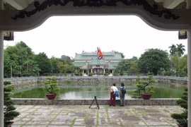 Giếng Thiên Quang nhìn từ Khuê Văn Các, phía sau giếng là cổng Đại Thành, nhà Đức Khổng Tử và sau cùng là Điện thờ chính (Bái đường). (Ảnh: Minh Hưng/TTXVN)