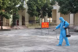 Cán bộ y tế phun hóa chất khử trùng tại khu vực cách ly, điều trị bệnh nhân dương tính với virus SARS-CoV-2. (Ảnh: Thùy Dung/TTXVN)