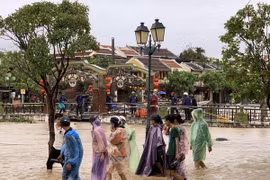 Nước sông Hoài dâng cao gây ra tình rạng ngập sâu ở nhiều nơi trong thành phố Hội An. (Ảnh: Hữu Trung/TTXVN)