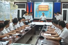 Chuẩn đô đốc Trần Thanh Nghiêm, Tư lệnh Quân chủng Hải quân, trực tiếp chỉ huy tại Sở chỉ huy tìm kiếm cứu hộ, cứu nạn. (Nguồn: qdnd.vn)