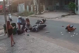 Nam thanh niên hành hung các nữ sinh sau va chạm giao thông xảy ra. (Ảnh: TTXVN phát)