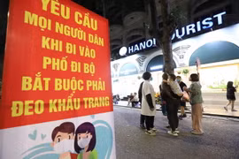Tại các lối ra vào của phố đi bộ bờ hồ thuộc quận Hoàn Kiếm (Hà Nội) đều có chốt chặn của lực lượng chức năng nhằm tuyên truyền, nhắc nhở và xử phạt người dân không tuân thủ, quy định đeo khẩu trang phòng chống dịch. (Ảnh: Thành Đạt/TTXVN)