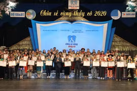 Ủy viên Bộ Chính trị, Bí thư Trung ương Đảng, Trưởng Ban Tuyên giáo Trung ương Võ Văn Thưởng trao Bằng khen tặng các thầy cô giáo được tuyên dương. (Ảnh: Văn Điệp/TTXVN)