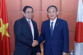 Thủ tướng Nhật Bản Suga Yoshihide với Ủy viên Bộ Chính trị, Bí thư Trung ương Đảng, Trưởng Ban Tổ chức Trung ương Phạm Minh Chính, Chủ tịch Nhóm Nghị sỹ hữu nghị Việt - Nhật. (Ảnh: Lâm Khánh/TTXVN)
