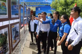 Sinh viên Trường Đại học Trà Vinh tại triển lãm. (Ảnh: Thanh Hòa/TTXVN)