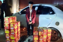 Đối tượng Đỗ Việt Dũng (lái xe) và tang vật. (Ảnh: TTXVN phát)
